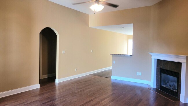 Building Photo - Beautiful home right on the golf course!