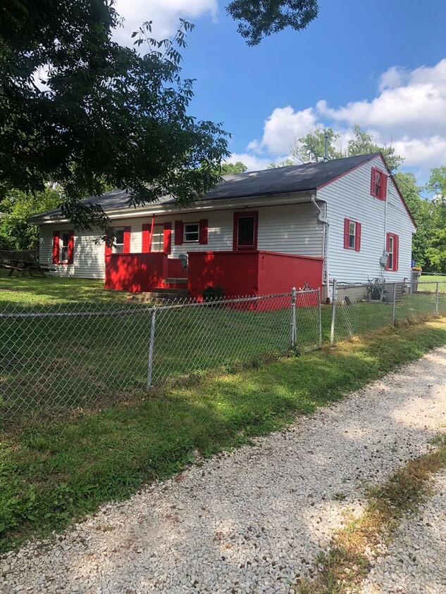 Primary Photo - SPACIOUS 3 bed/2 bath with fenced yard and...