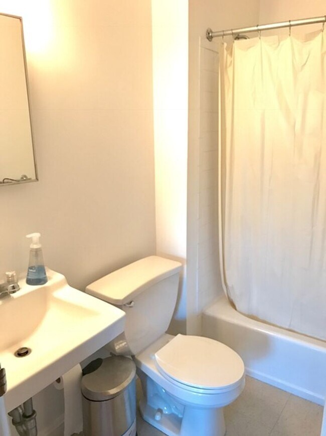 Foto del edificio - Brookline Studio – Lower Beacon – No Broker Fee – Hot Water Included – 9/1