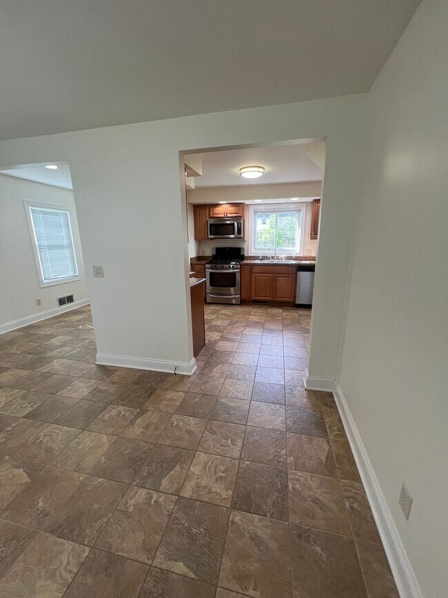Foto del edificio - 3 Bed, 1.5 Bath Near U of R, Strong & Coll...