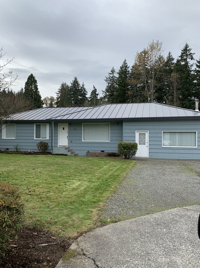 Large area for parking in front of home - 10112 48th Ave E