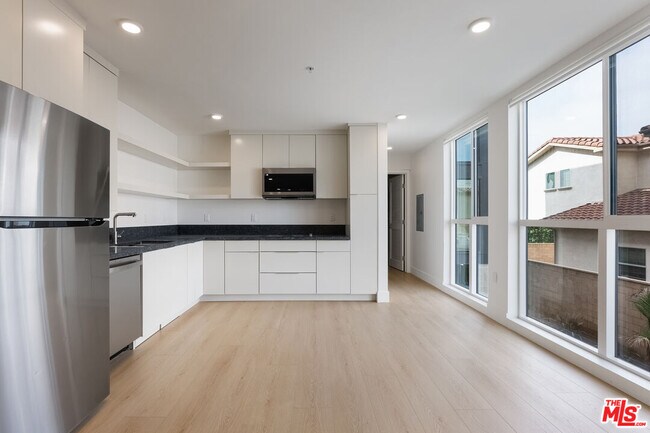 Foto del edificio - 8561 Belmont St