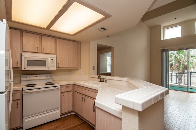 Building Photo - Spacious 2 Bed / 2 Bath Condo + Loft  in M...