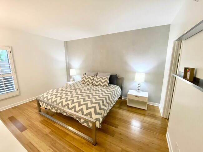 Dormitorio con cama King Size - 1131 Alta Loma Rd