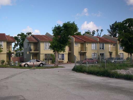 Foto del edificio - 3901-3940 NW 76th Ter
