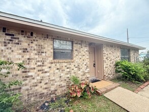 Building Photo - 6101 Lake Joanne Dr