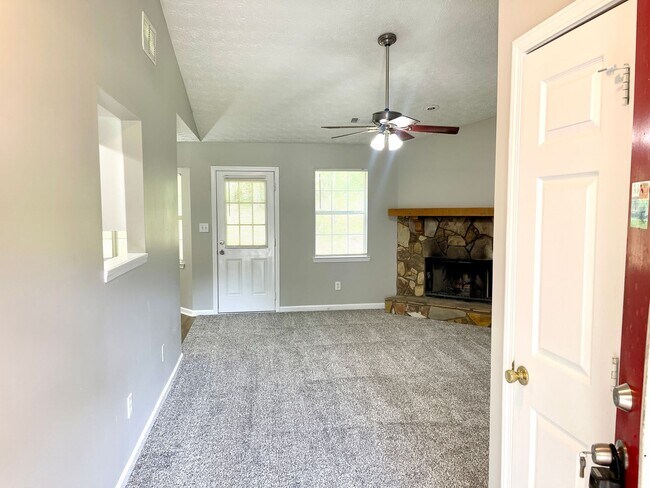 Foto del edificio - Welcome to this charming 3-bedroom, 2-bath...