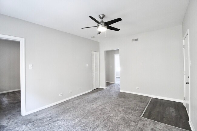 Building Photo - 2404 N Kilbourn Ave