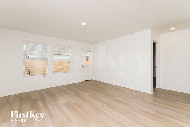 Building Photo - 10422 McClintock Dr