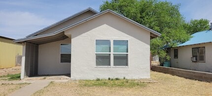 Building Photo - 805 S Avenue C