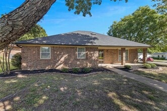 Building Photo - 245 SW Rand Dr