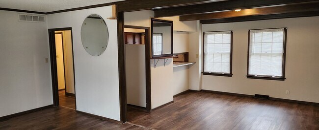 Building Photo - 3 Bed 2 Bath Duplex Now Available!