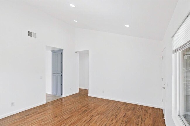 Foto del edificio - 844 Royalbrook Ct