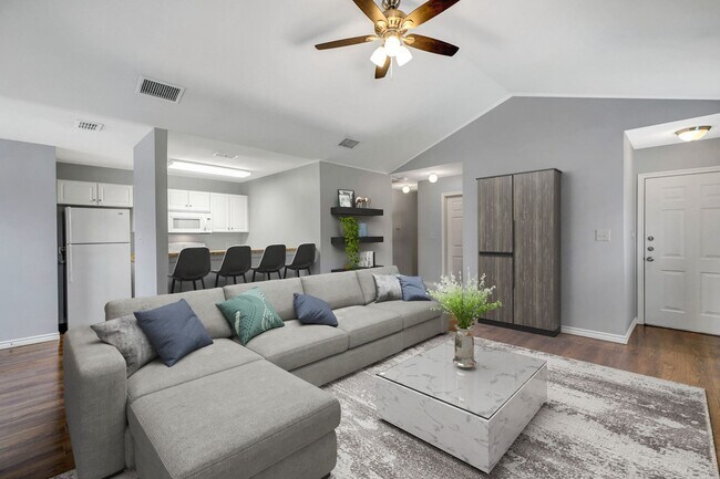 Foto del edificio - 3 Bedroom 2 Bath Duplex at Mansion Creek in Tyler! 1/2 OFF your first full month’s rent!