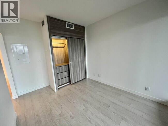 Photo du bâtiment - 4880 Lougheed Hwy.