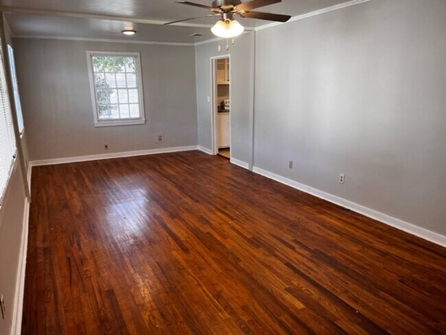 Building Photo - Check Out This 3Bedroom/1Bath Home Near VSU!