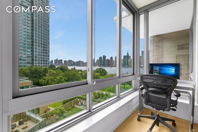 Foto del edificio - 46-30 Center Blvd