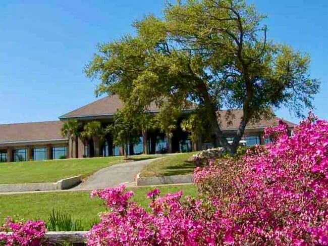 Building Photo - 121 Lakeside Villla