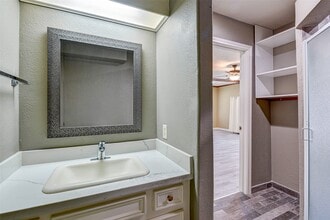 Building Photo - 15606 Dawnbrook Dr