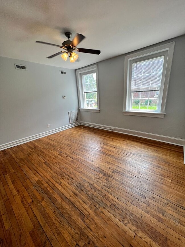 Interior Photo - 1123-25-27 West Grace Street