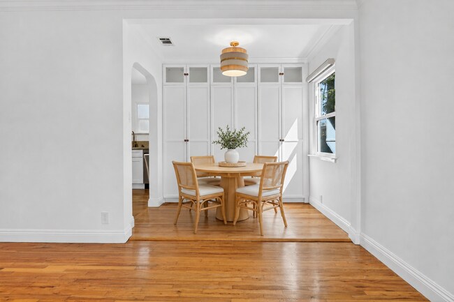 Comedor - 904 Victoria Ave