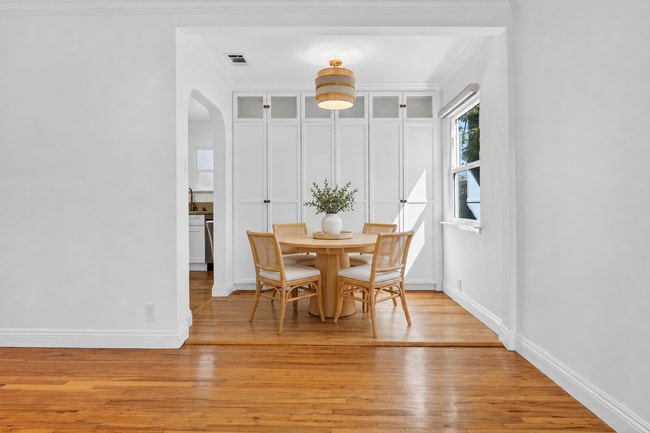 Dining area - 904 Victoria Ave