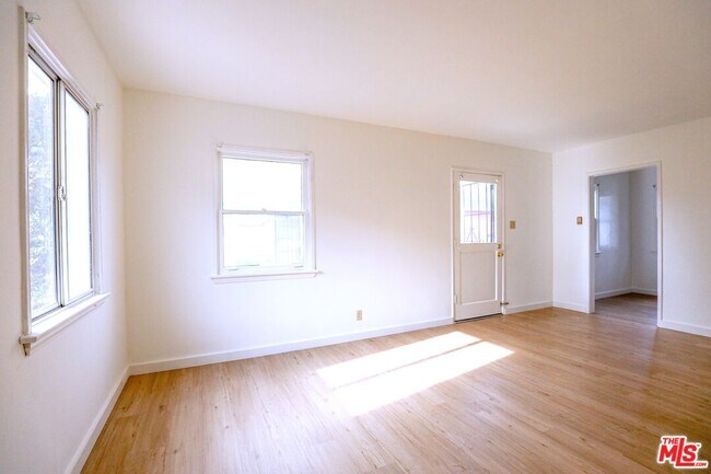 Foto del edificio - 1944 Cloverfield Blvd