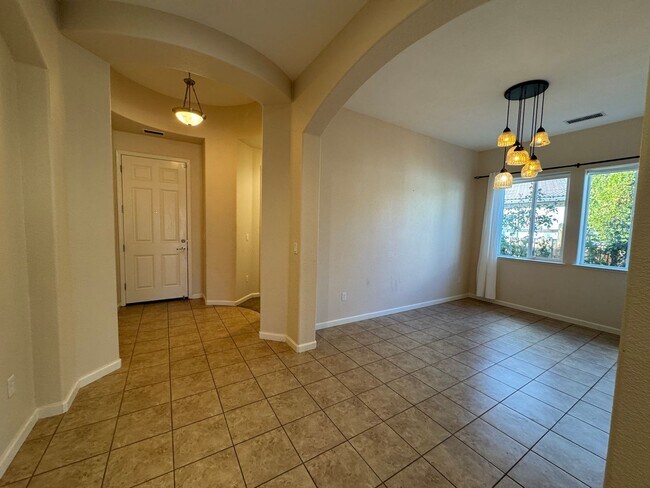 Foto del edificio - 4 Bedroom, 3 car garage- Foothills at Wingfield Springs. Pets welcome!