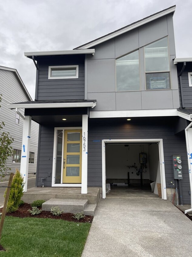 Foto principal - Brand New! 3 Bedroom / 2 Bath Townhome wit...