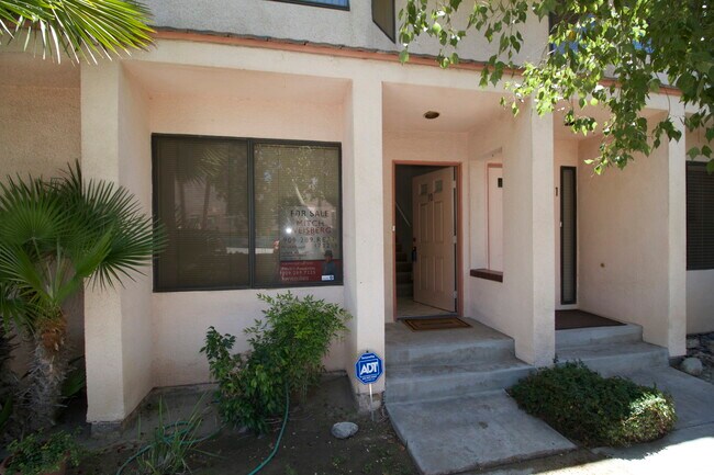 Foto del edificio - 401 E Vista Chino