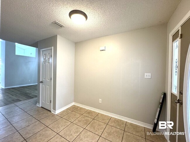 Foto del edificio - 9964 Hollowbrook Ave