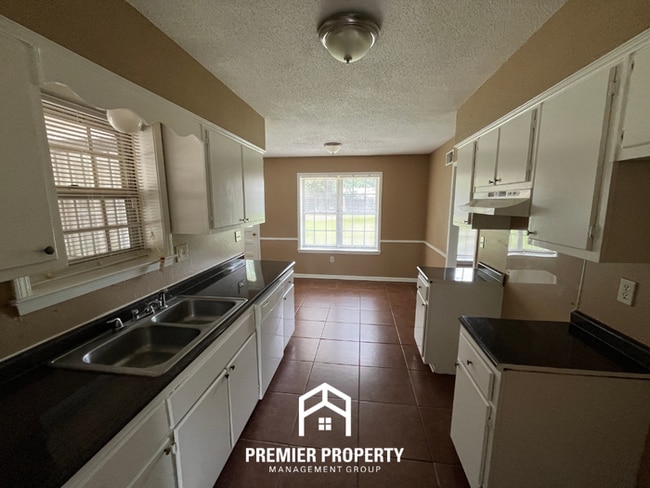 Building Photo - Spacious 4BR/2BA Whitehaven Home | 1,701 Sq Ft, Brick Fireplace & Quiet Cove