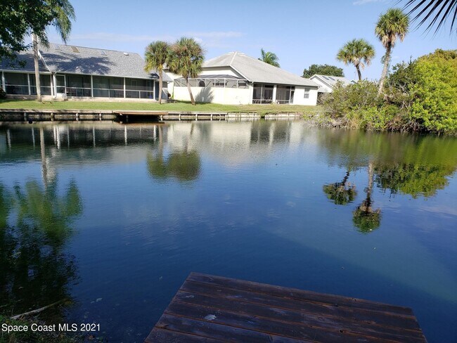Foto del edificio - 2575 Palm Lake Dr