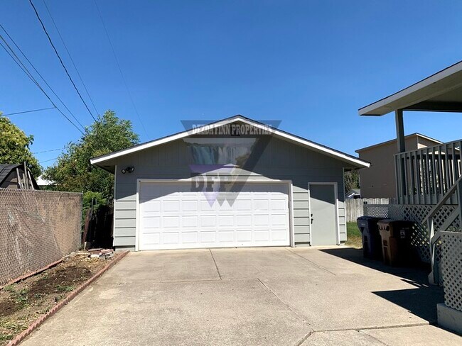 Building Photo - Well Maintained 4 bed 2 Bath Home Availabl...