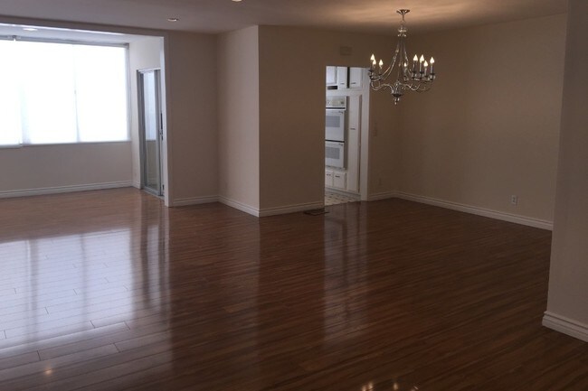 Foto del edificio - 237 N Almont Dr