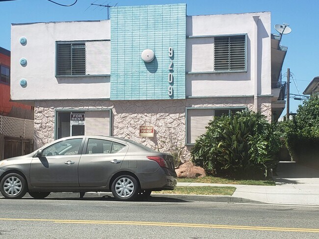 Foto del edificio - 9209 National Blvd