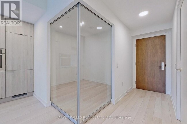 Photo du bâtiment - 39 Roehampton Ave