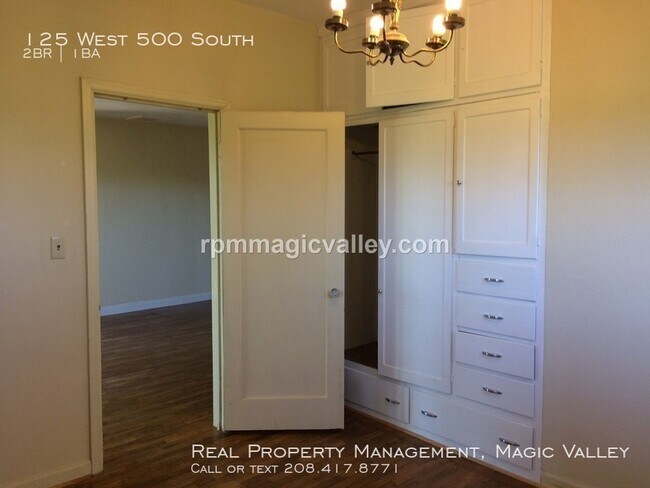 Building Photo - Country Home down a private lane!