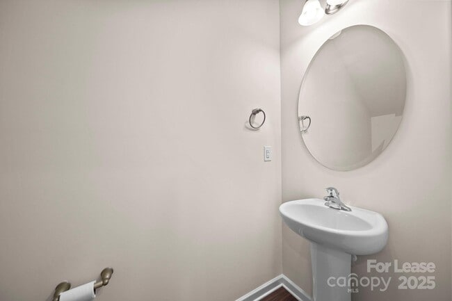 Building Photo - 711 Lackey St