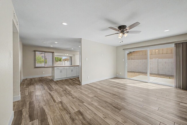 Building Photo - 710 E Bell De Mar Dr