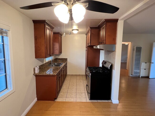 Foto del edificio - 1319 E California Ave