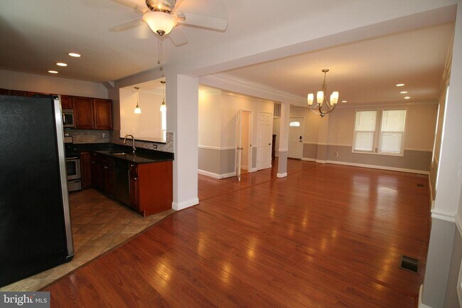 Building Photo - 4215 Stanwood Ave