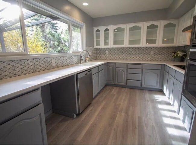Building Photo - Spacious 4 Bed / 3 Bath Home – Great for Roommates!