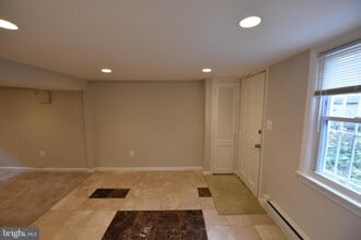 Building Photo - 909 Maplewood Ave