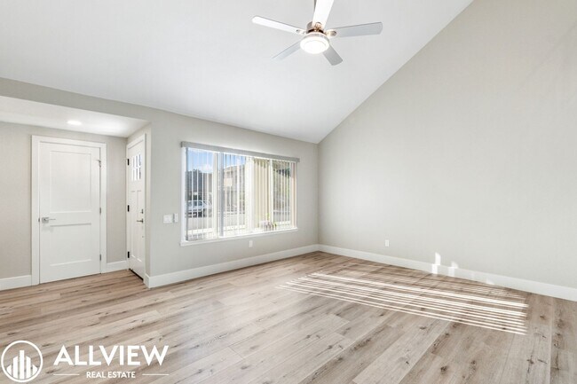 Foto del edificio - Welcome to this stunning 5-bedroom, 4-bathroom home located in the desirable Huntington Beach nei...