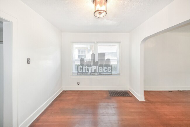 Building Photo - 810 N Gladstone Ave