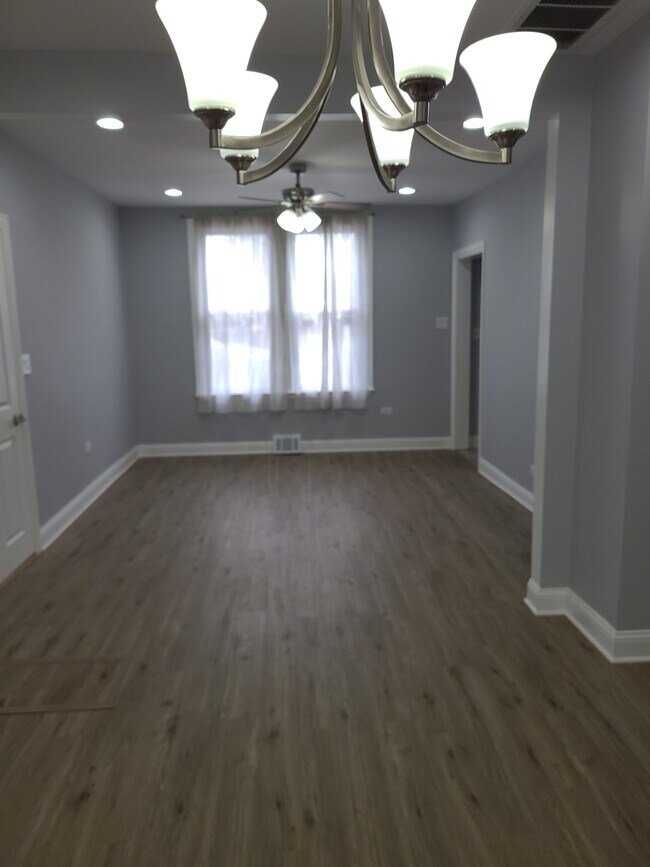 Foto del edificio - 5450 W Foster Ave