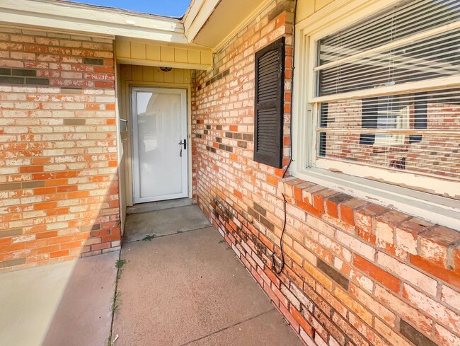 Building Photo - Cozy three bedroom home