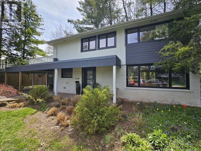 Photo du bâtiment - 260 Linwood Crescent
