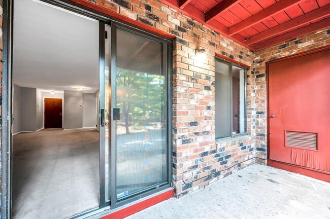 Building Photo - 31 Woodsedge Dr